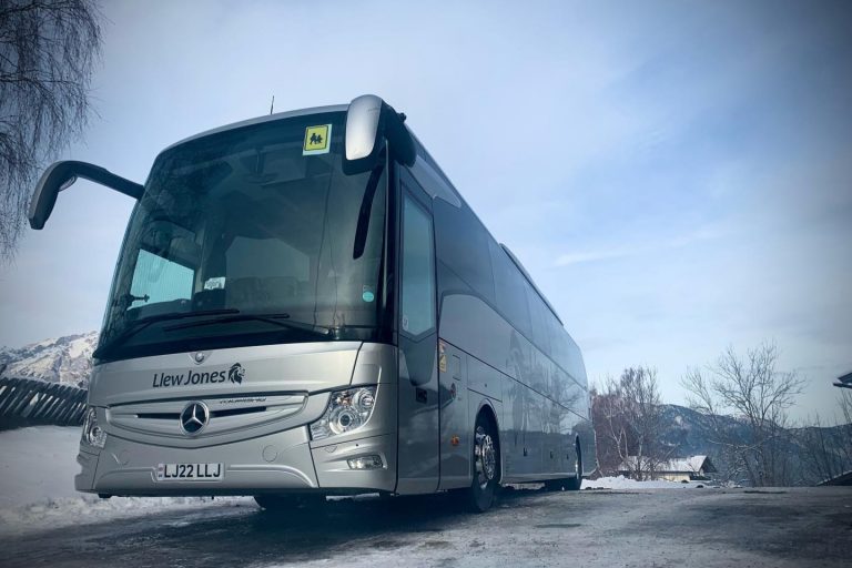 LJ22 – Tour Coach